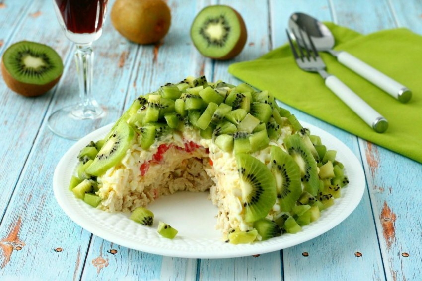 Салат с киви и курицей и корейской