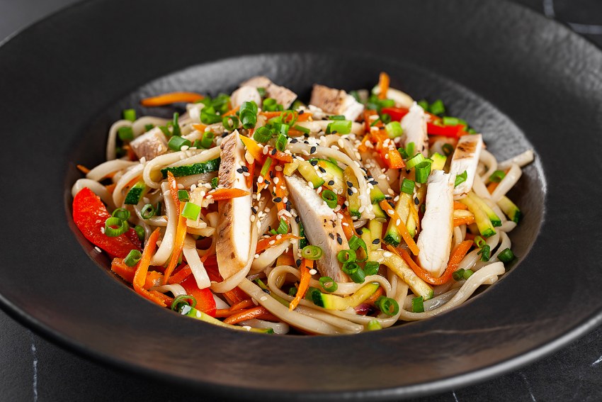 Wok на сковороде прозрачный фон