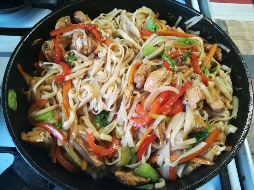 Лапша с креветками и овощами