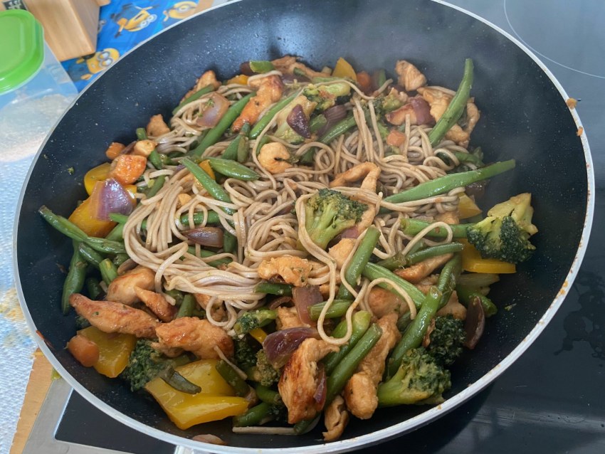 Вог с курицей овощами и лапшой