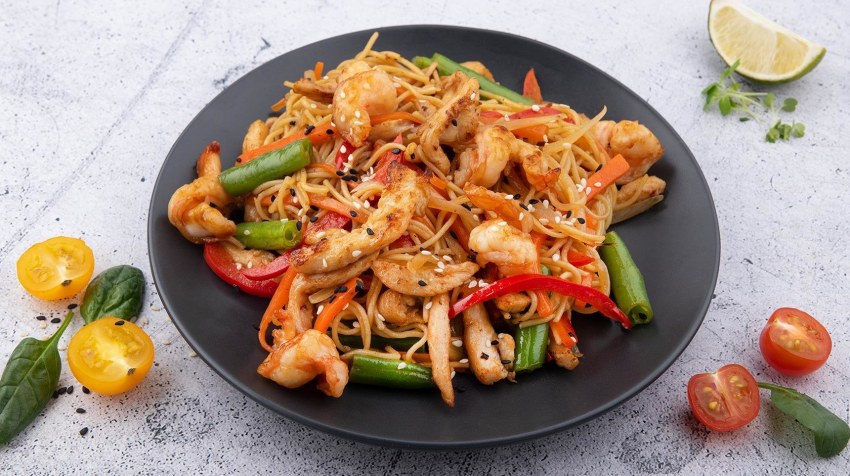 Лапша вок с курицей и овощами