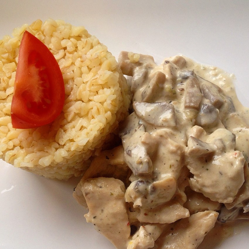 Птица под паровым соусом с грибами и рисом