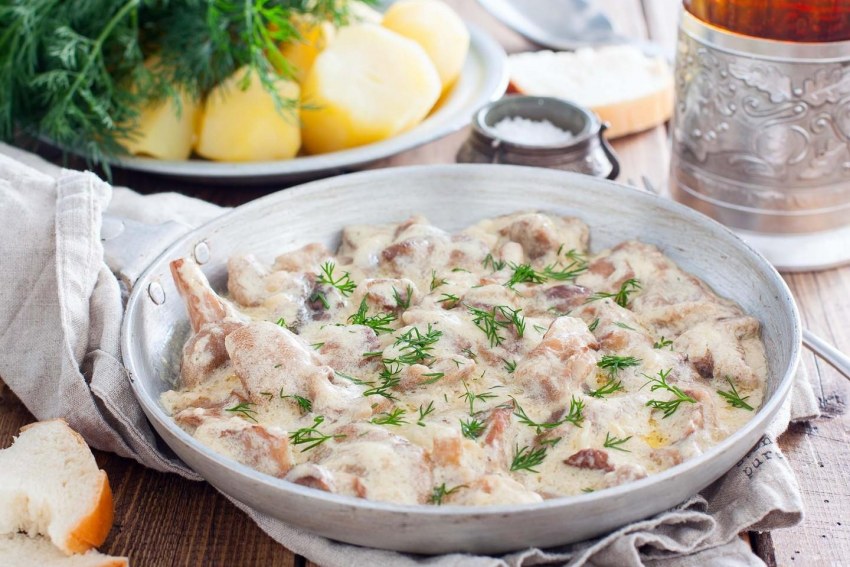 Паста с курицей и грибами в сливочном соусе с сыром