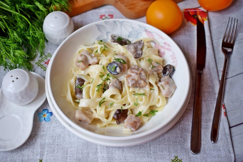 Куриное филе тушеное в сливках с грибами