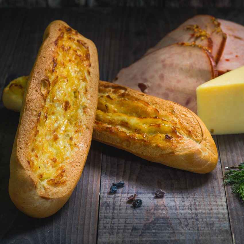 Багет с сыром чесноком колбасой