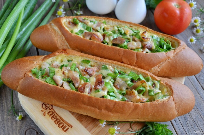 Багет с колбасой и сыром