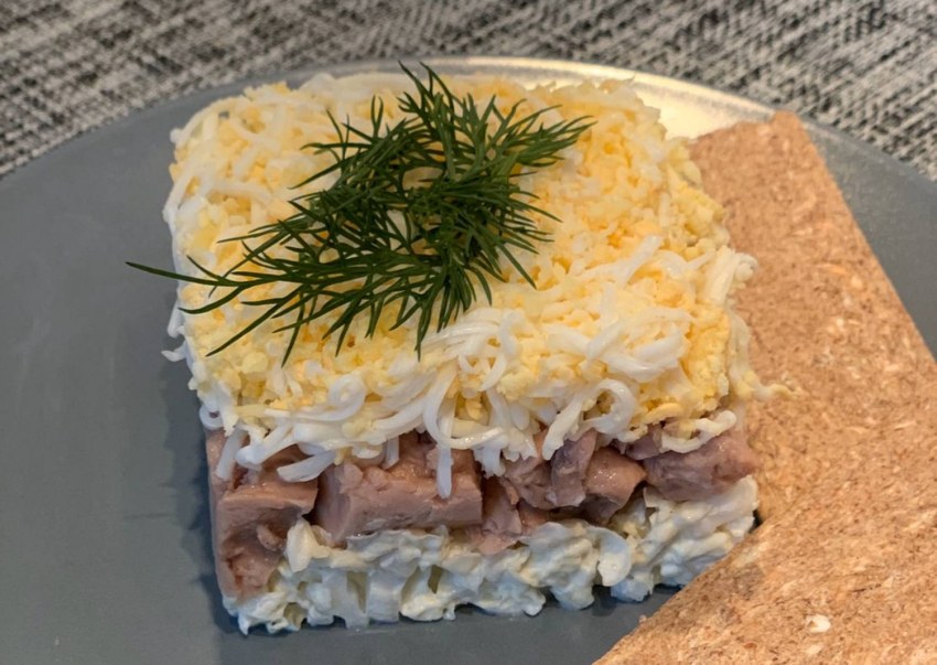Салат с печенью трески