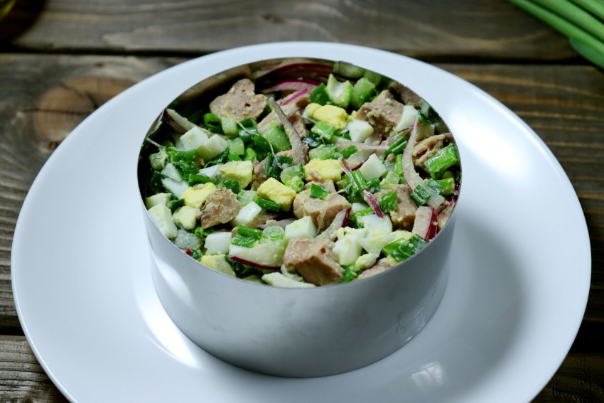 Салат с печенью трески и яйцом и луком