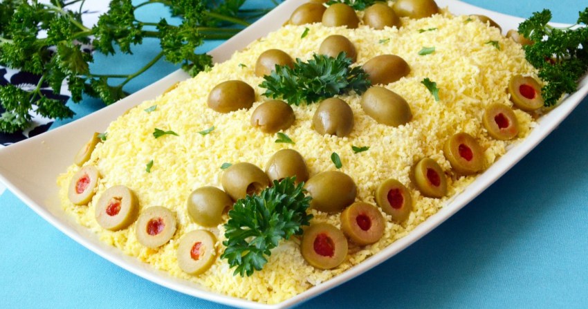 Салат с печенью трески, рисом и яйцами