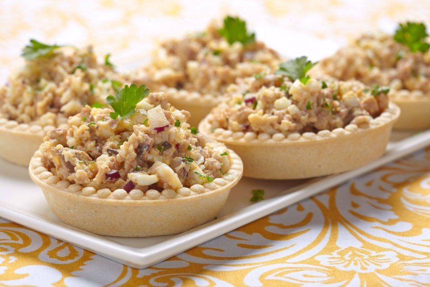 Салат с печенью трески и яйцом и сыром