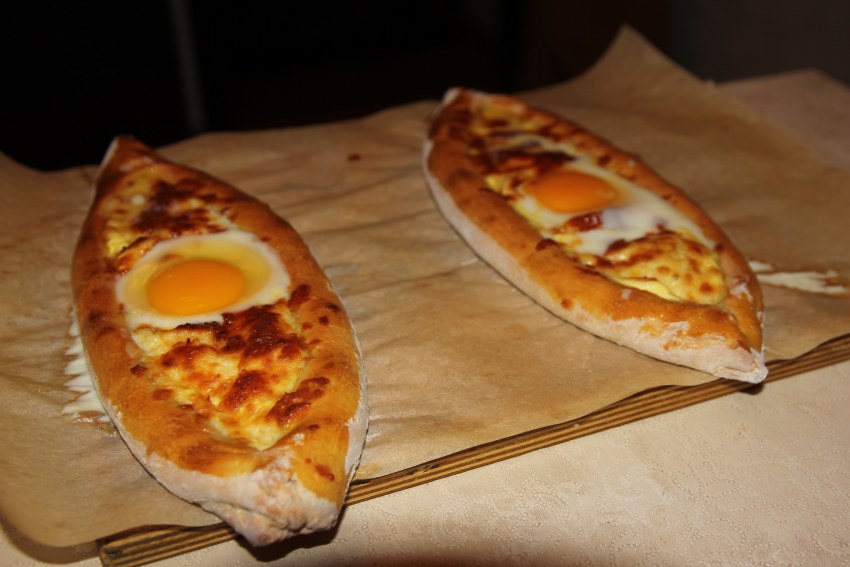 Лодочки с яйцом и сыром