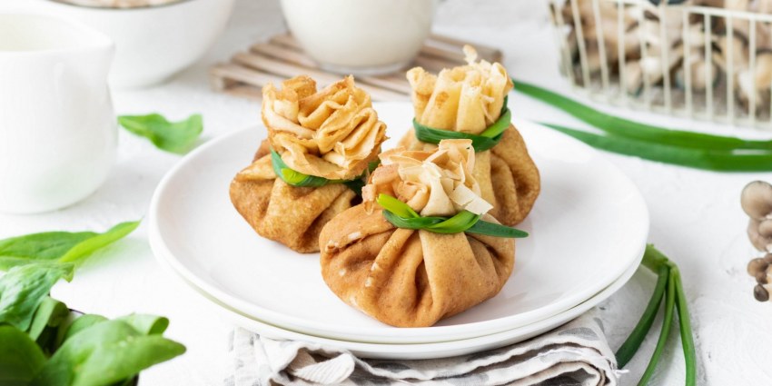 Блинные мешочки с куриным филе