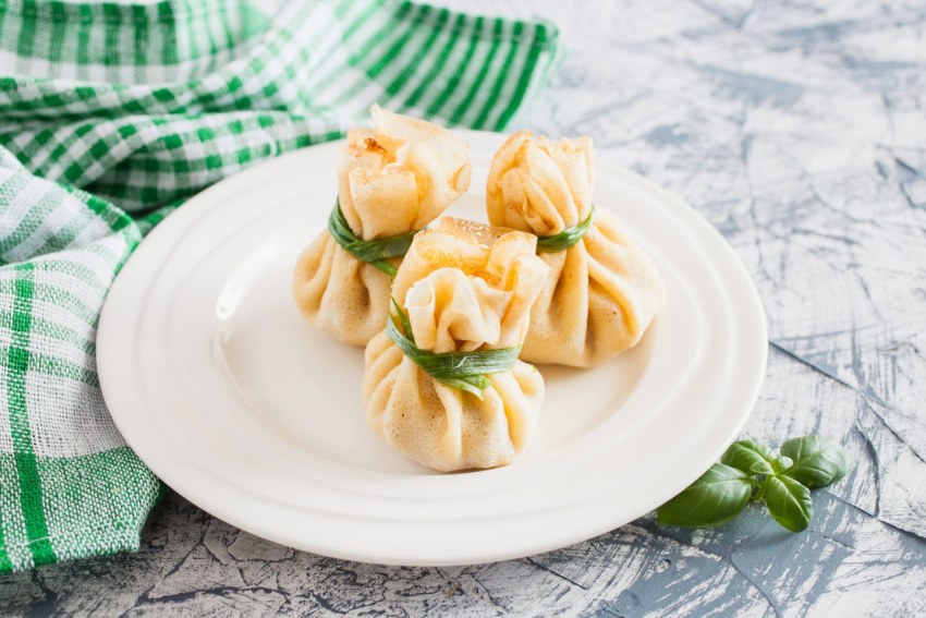 Блинные мешочки с жюльеном из красной рыбы