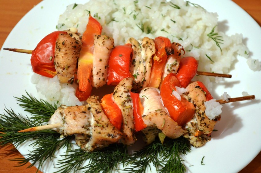 Куриные шашлычки на шпажках