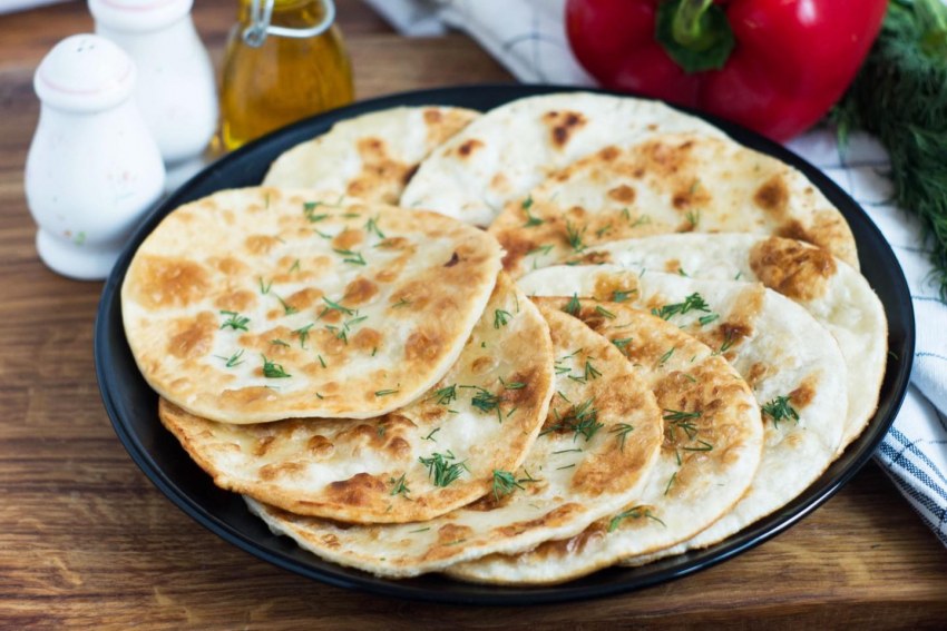 Яйцо с лепешкой на сковороде