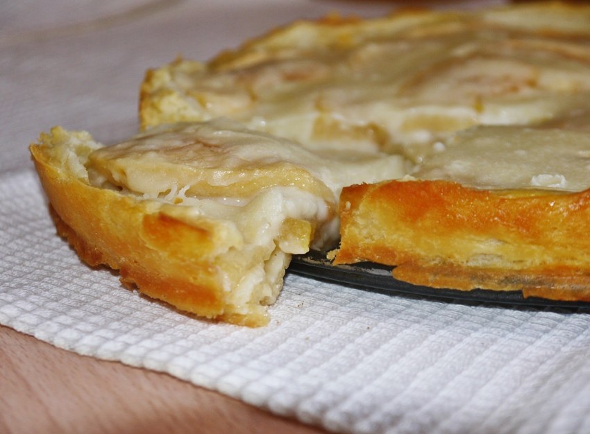 Бисквитный пирог с яблоками с кремом