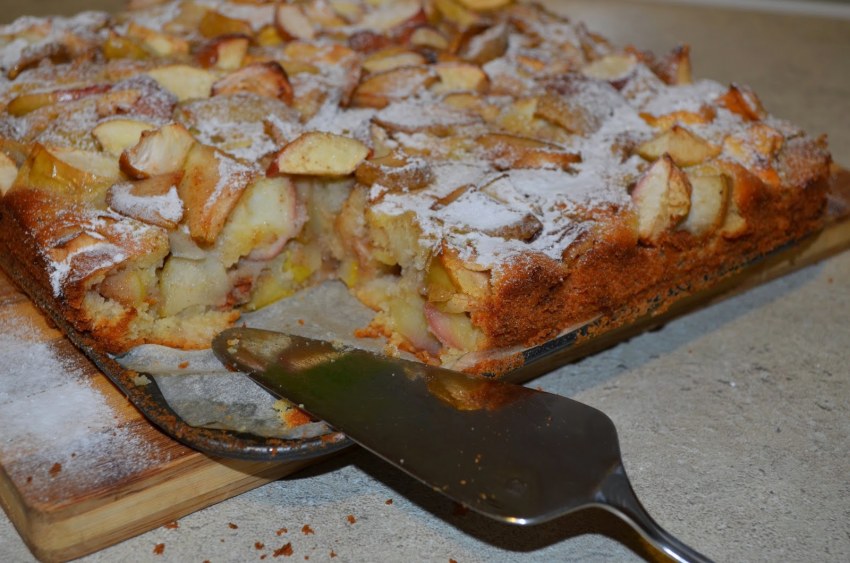 Заливной пирог с яблоками