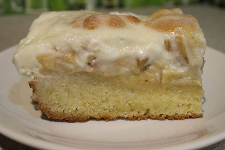 Шарлотка с творогом и яблоками в духовке