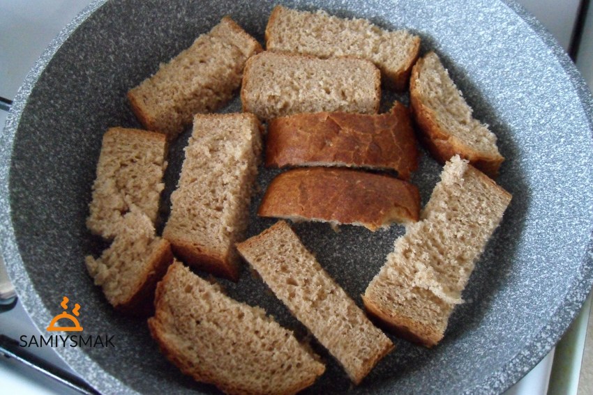 Чесночные гренки из черного хлеба