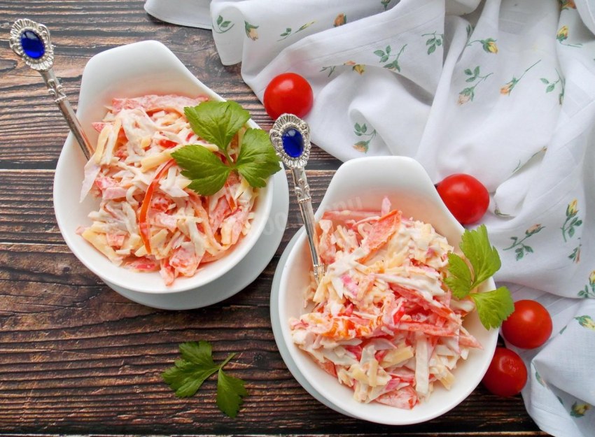 Салат с крабовыми палочками и помидорами и болгарским перцем