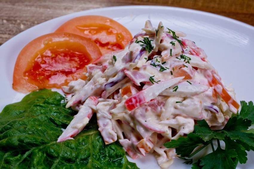 Салат из крабовых палочек с болгарским перцем и кукурузой