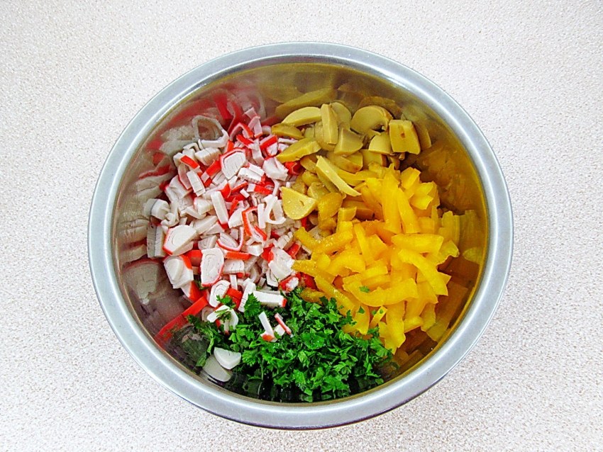 Салат фасолью ,крабовыми палочками, болгарский перец