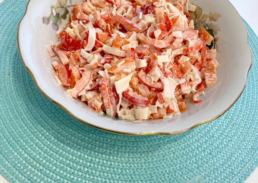 Салат красное море с крабовыми палочками и помидорами