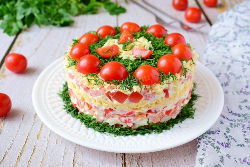 Салат с крабовыми палочками и помидорами и чесноком