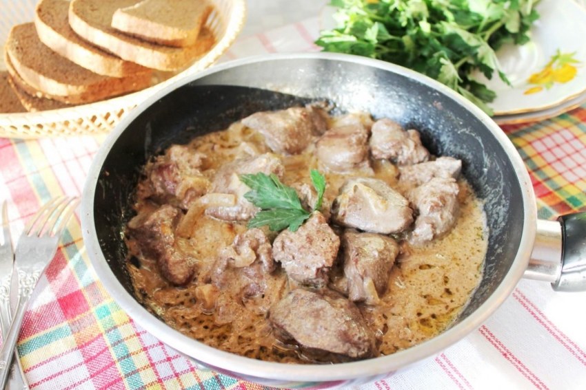 Куриная печень тушеная в сметане с луком