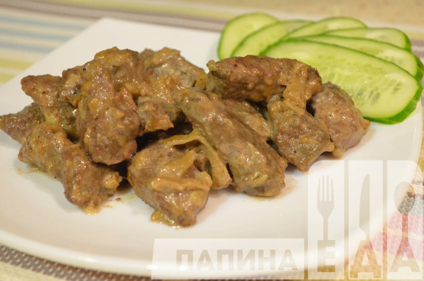 Печень тушеная с луком