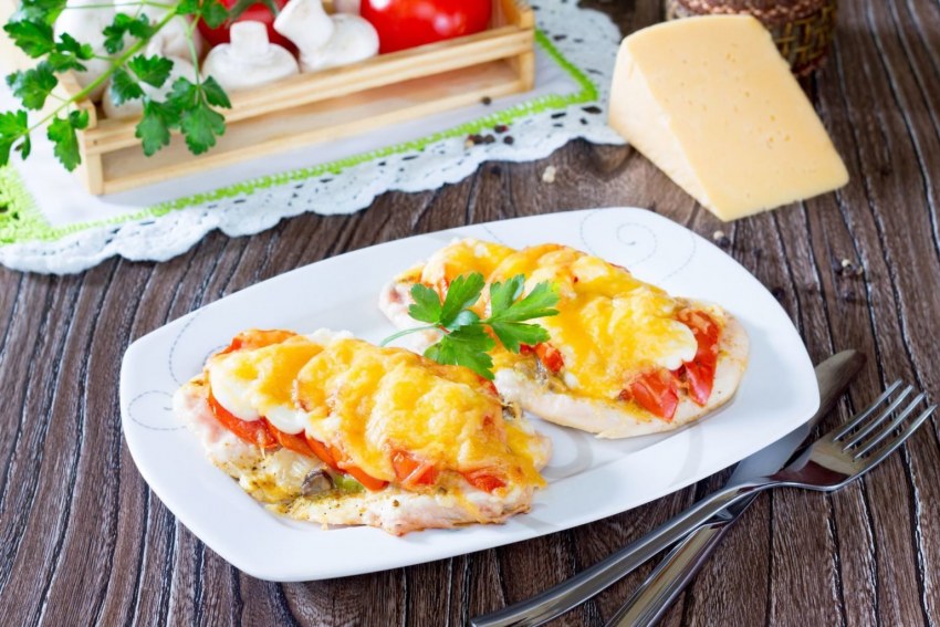 Куриное филе с грибами и сыром