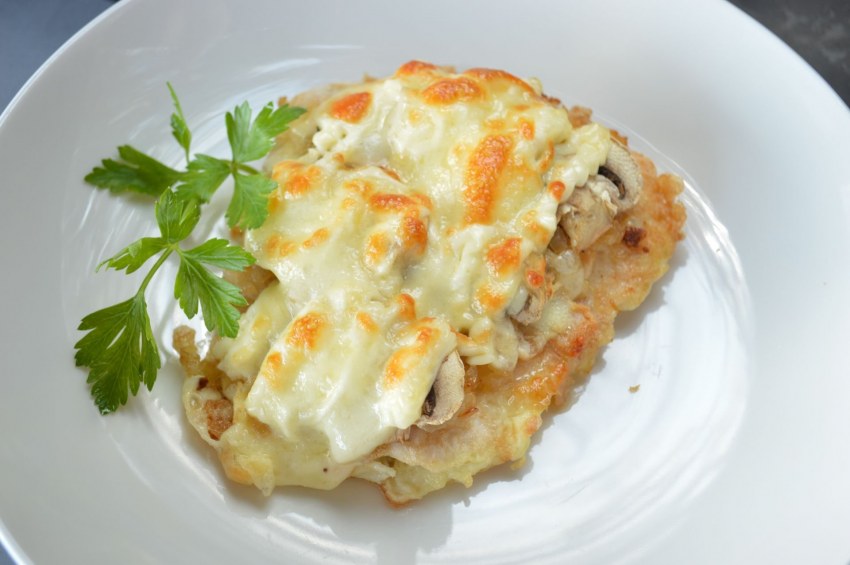 Куриное филе запеченное в духовке с сыром и помидорами