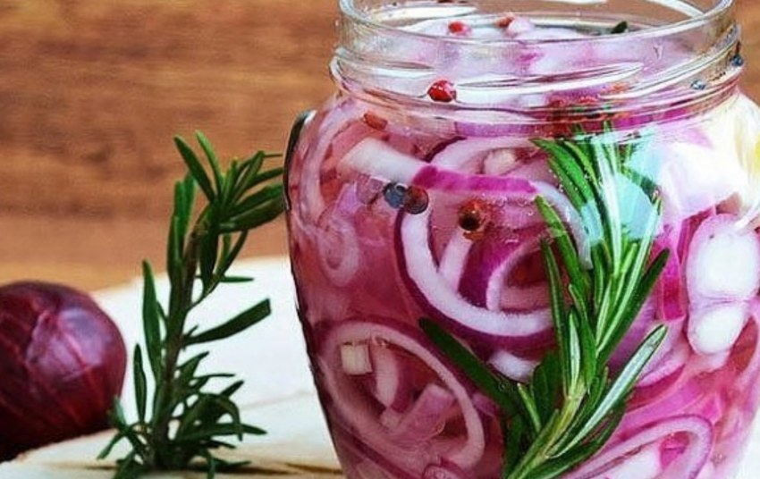 Закуска из колбасы лука