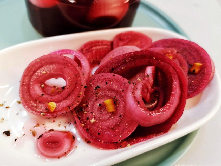 Маринованный красный лук
