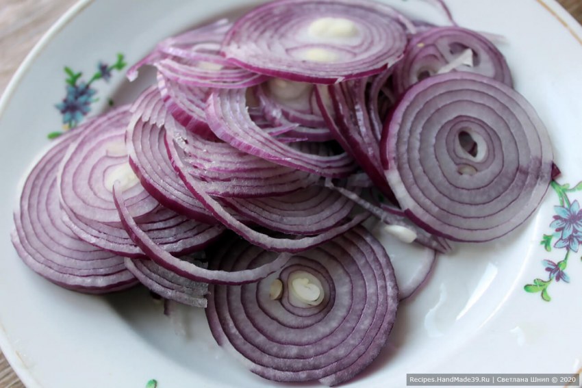 Маринованный красный лук