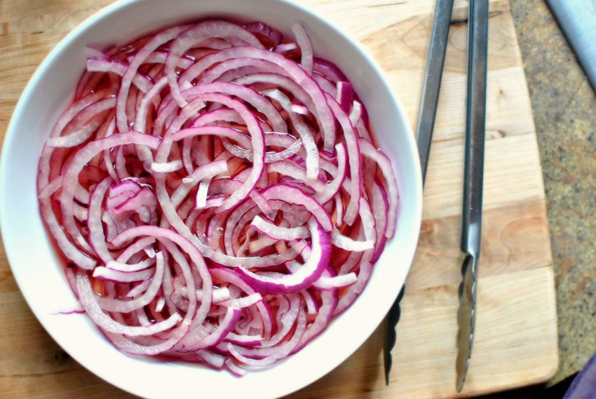 Красный лук полукольцами