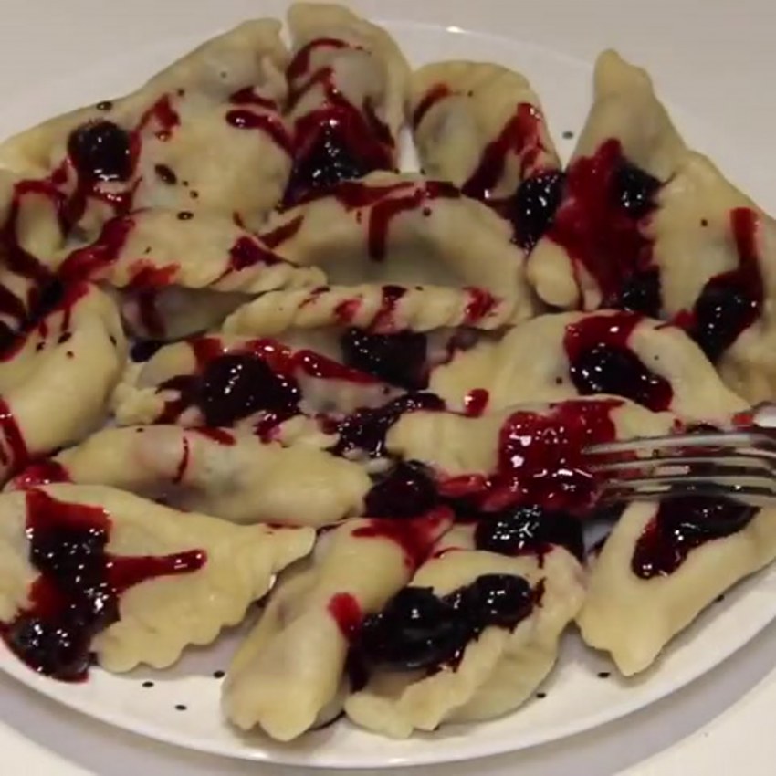 Вареники с вишней и сметаной