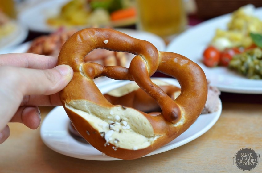 Брецель с соленым маслом