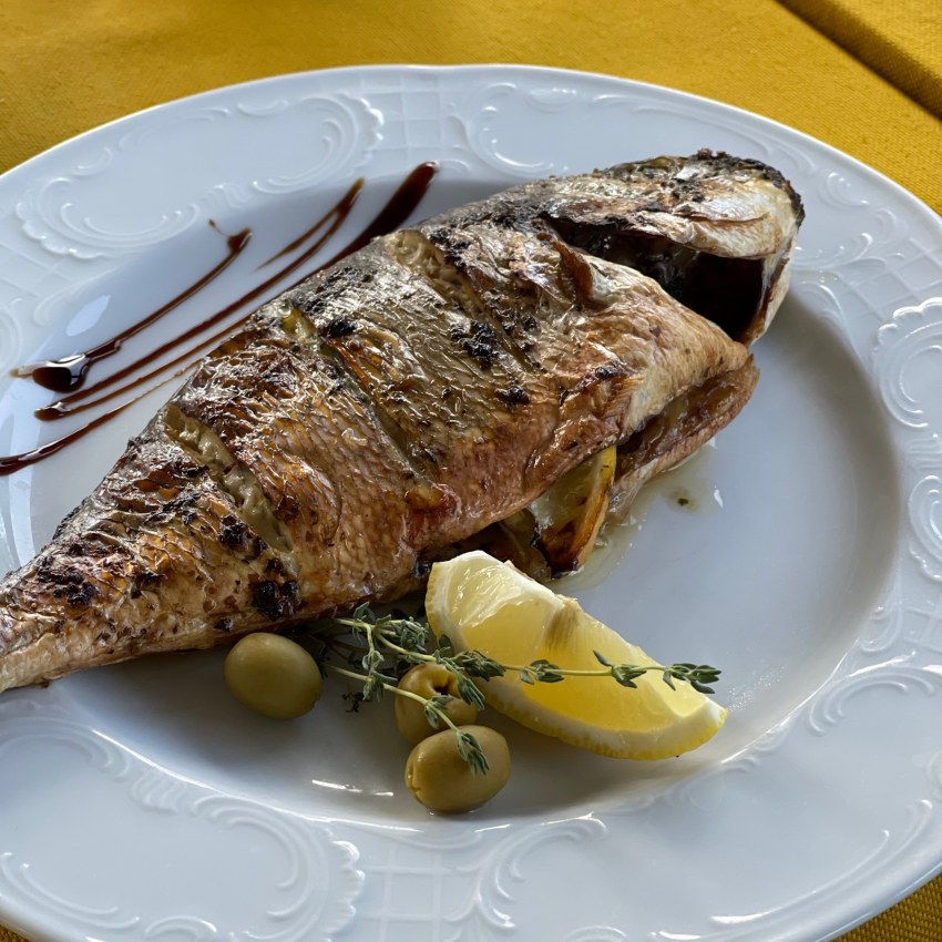 Сибас в морской соли