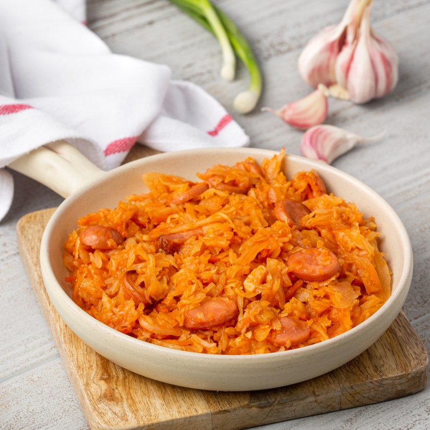 Тушёная квашеная капуста с сосисками