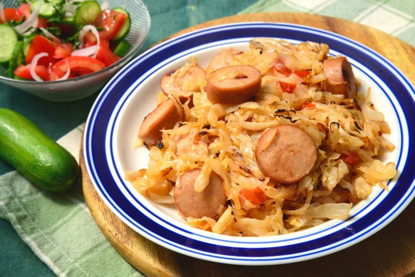 Жареная капуста с сосисками
