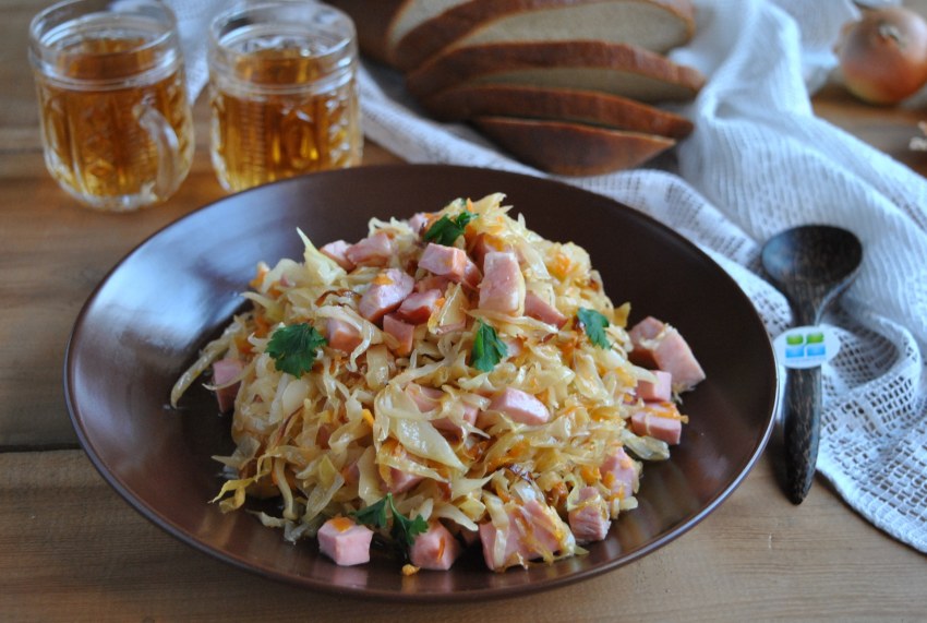 Тушеная капуста с сосисками в микроволновке