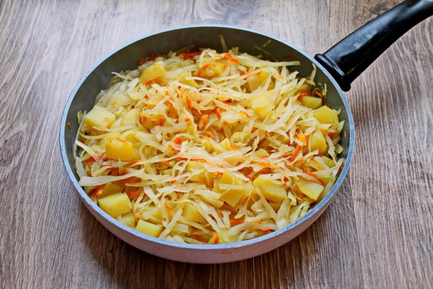 Капуста тушёная с сосисками и грибами
