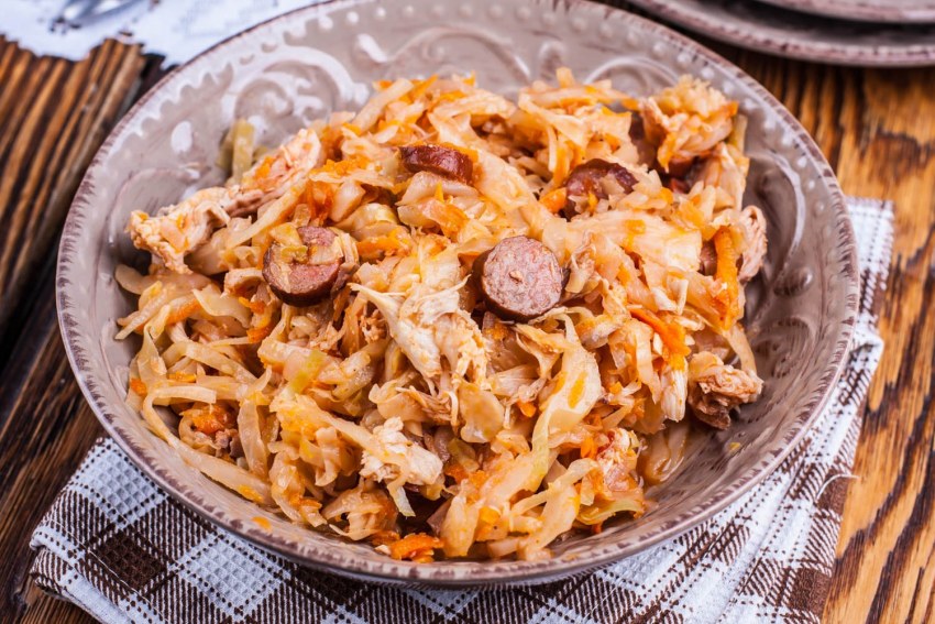 Тушёная капуста с сосисками