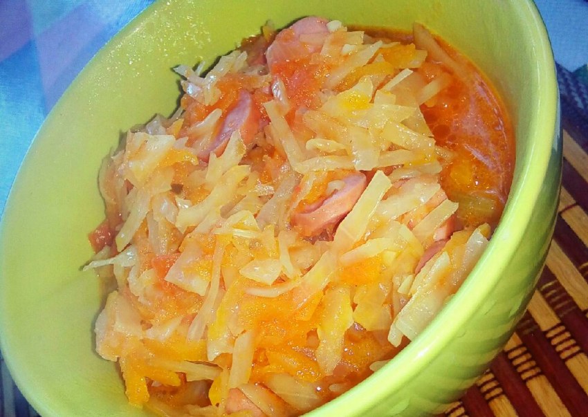Колбаски с тушеной капустой