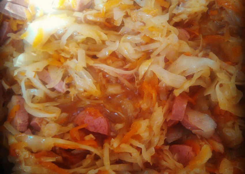 Тушеная капуста с сардельками
