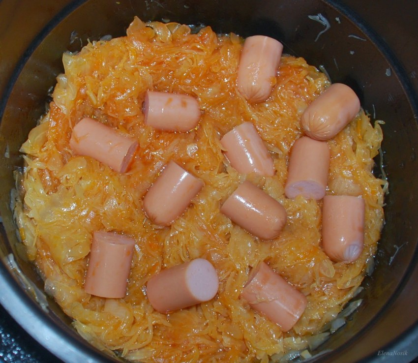 Жареная капуста с сосисками