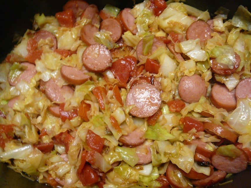 Тушёная капуста с сосисками и картошкой