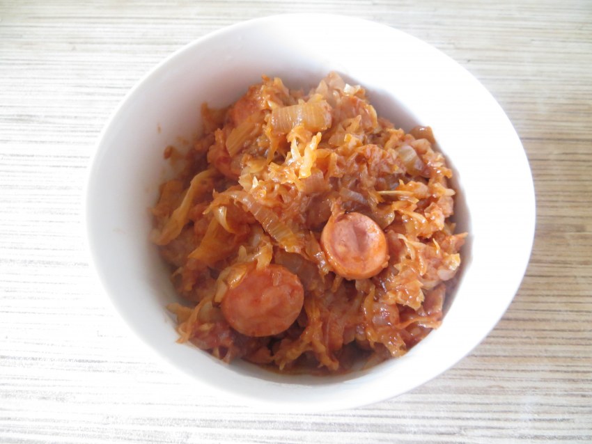 Капуста с картошкой и сосисками в мультиварке