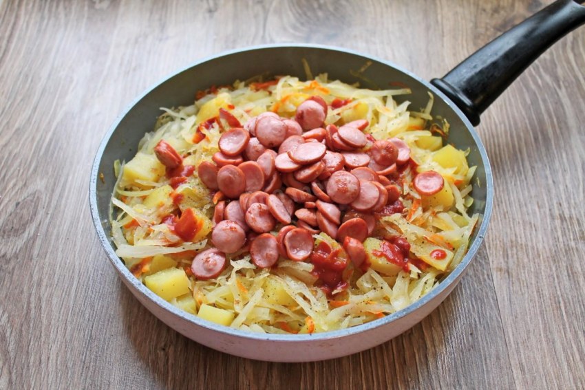 Колбаски с тушеной капустой